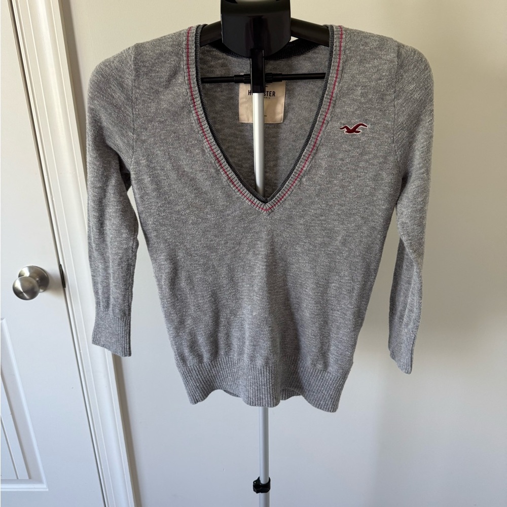 Hollister Gray V-Neck 3/4 Sleeves Sweater with Red Logo Y2K Preppy Vtg